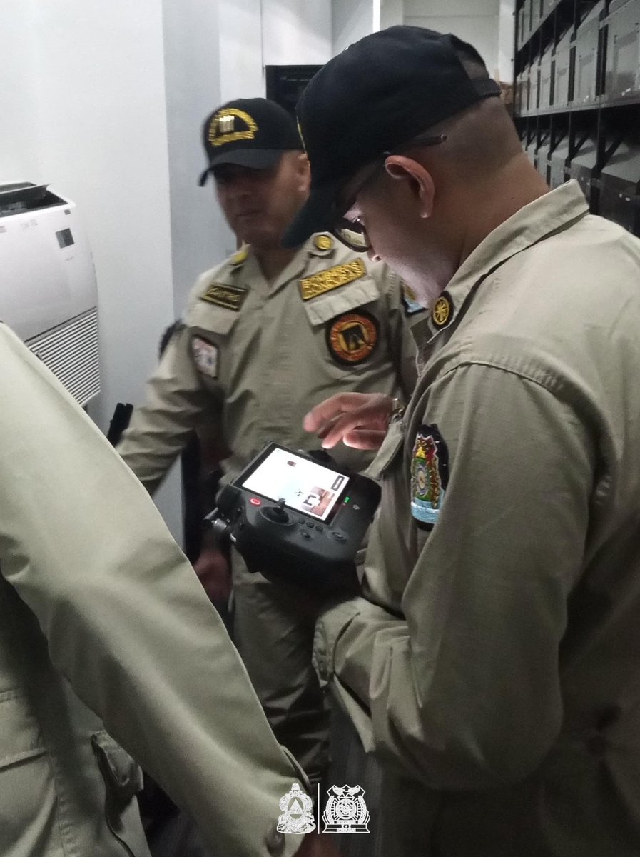 BomberosHn's tweet photo. En alianza con el @911Honduras y #SINAGER, nuestros expertos realizan la revisión y puesta a punto de drones tecnológicos🇭🇳
Fortalecemos la vigilancia y respuesta inmediata ante cualquier amenaza. ¡Equipados para tu seguridad! 👨🚒💪
#BomberosHonduras #Tecnología https://t.co/Uq2qfiRnNa