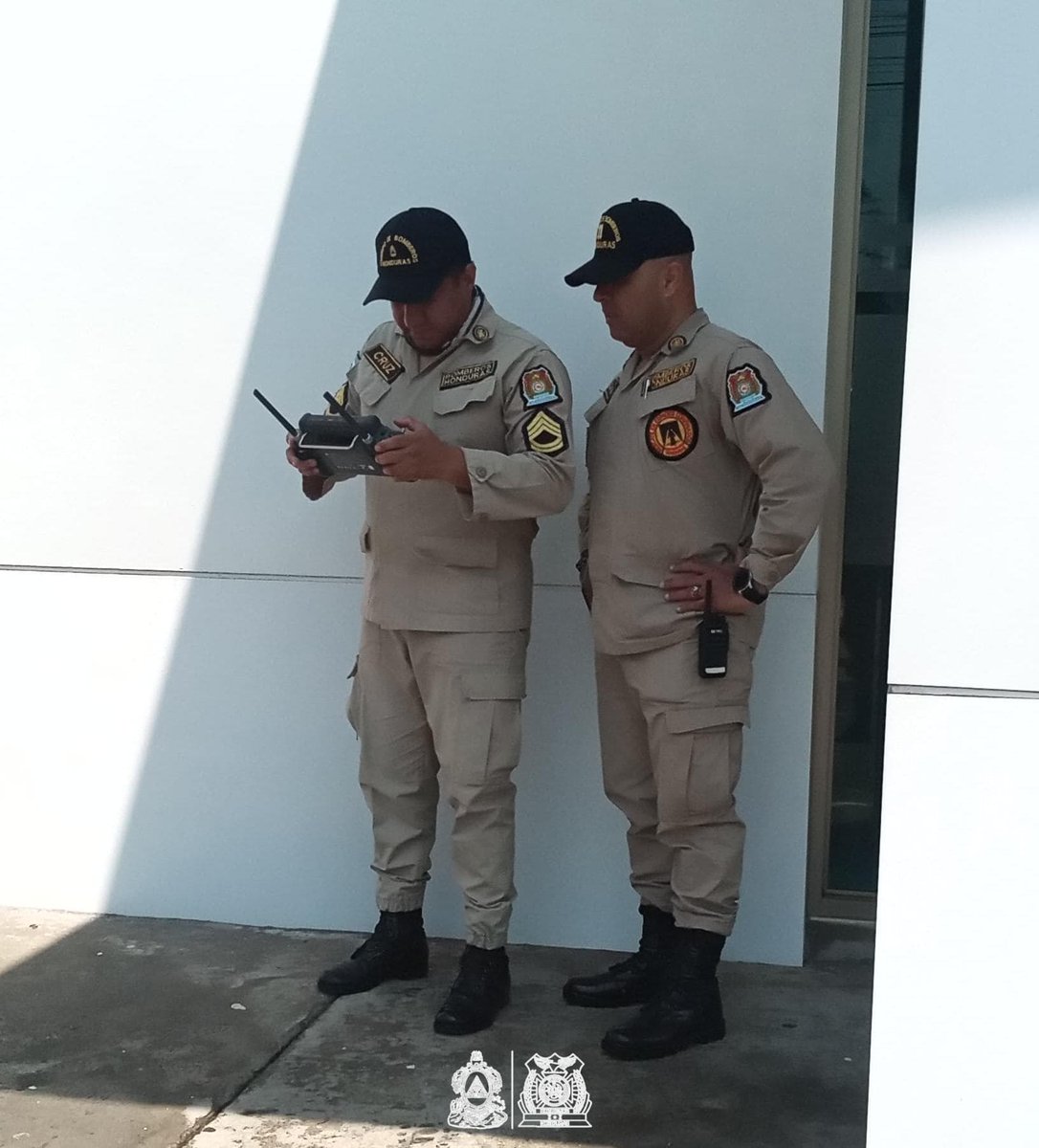 BomberosHn's tweet photo. En alianza con el @911Honduras y #SINAGER, nuestros expertos realizan la revisión y puesta a punto de drones tecnológicos🇭🇳
Fortalecemos la vigilancia y respuesta inmediata ante cualquier amenaza. ¡Equipados para tu seguridad! 👨🚒💪
#BomberosHonduras #Tecnología https://t.co/Uq2qfiRnNa