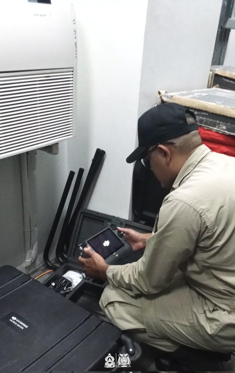 BomberosHn's tweet photo. En alianza con el @911Honduras y #SINAGER, nuestros expertos realizan la revisión y puesta a punto de drones tecnológicos🇭🇳
Fortalecemos la vigilancia y respuesta inmediata ante cualquier amenaza. ¡Equipados para tu seguridad! 👨🚒💪
#BomberosHonduras #Tecnología https://t.co/Uq2qfiRnNa