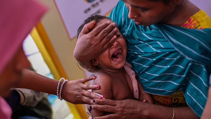 IndiaToday's tweet photo. 𝐌𝐞𝐚𝐬𝐥𝐞𝐬 𝐤𝐢𝐥𝐥𝐬 𝟐𝟓𝟎 𝐢𝐧 𝐁𝐚𝐧𝐠𝐥𝐚𝐝𝐞𝐬𝐡. 𝐒𝐡𝐨𝐮𝐥𝐝 𝐈𝐧𝐝𝐢𝐚 𝐛𝐞 𝐨𝐧 𝐚𝐥𝐞𝐫𝐭 𝐚𝐦𝐢𝐝 𝐖𝐇𝐎 𝐰𝐚𝐫𝐧𝐢𝐧𝐠?

Read more: https://t.co/H0RTO1jtAN  | Shounak Sanyal Sumi Sukanya Dutta

#Measles #Bangladesh #WHOWarning https://t.co/juoSP0nPD2
