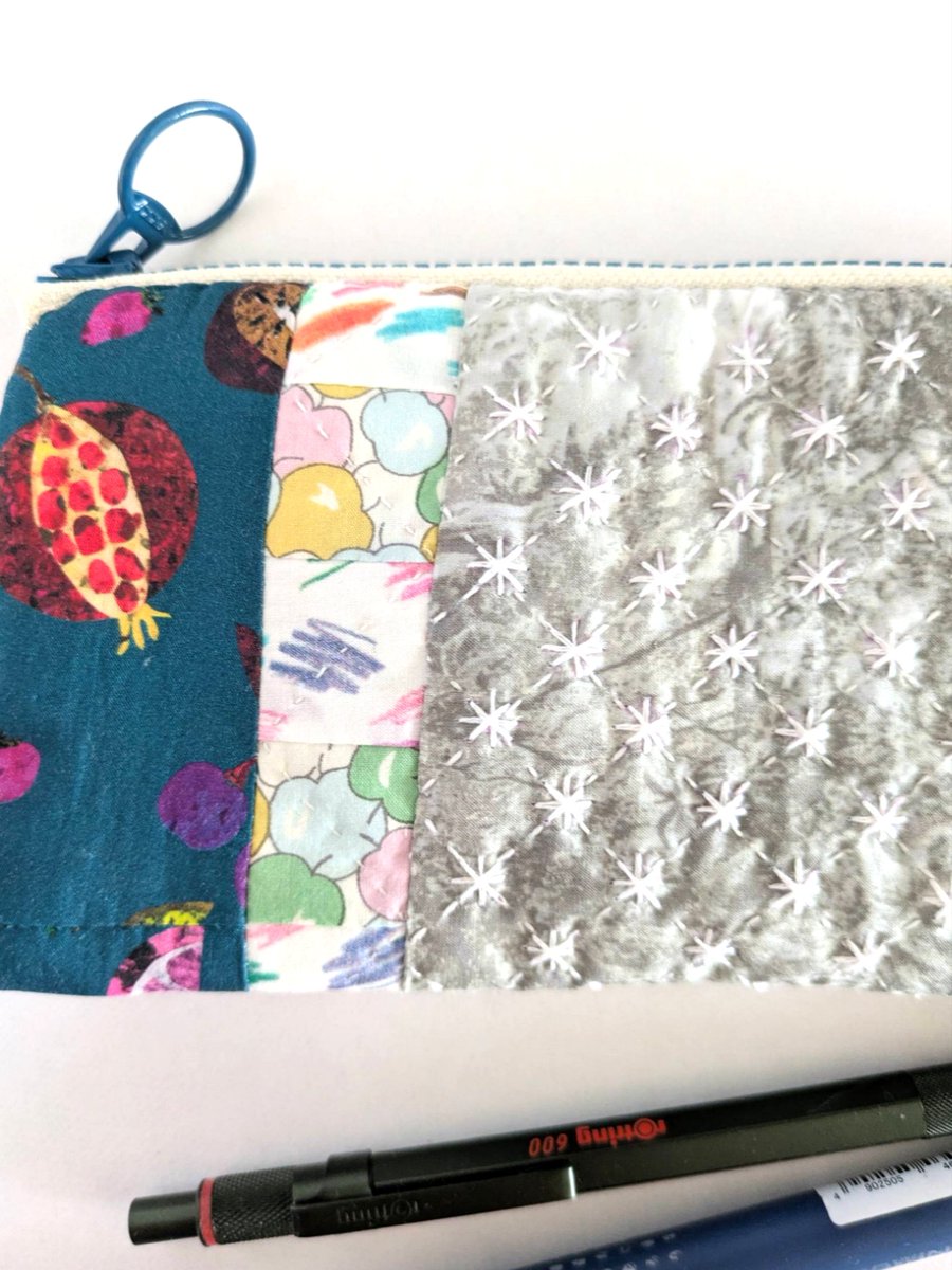 miruto7's tweet photo. パッチワークのペンケースをリバティプリントで製作しました(*^^*)
#パッチワーク
#パッチワークキルト
#ペンケース
#リバティ
#Creema https://t.co/5g2kUVvsDC
