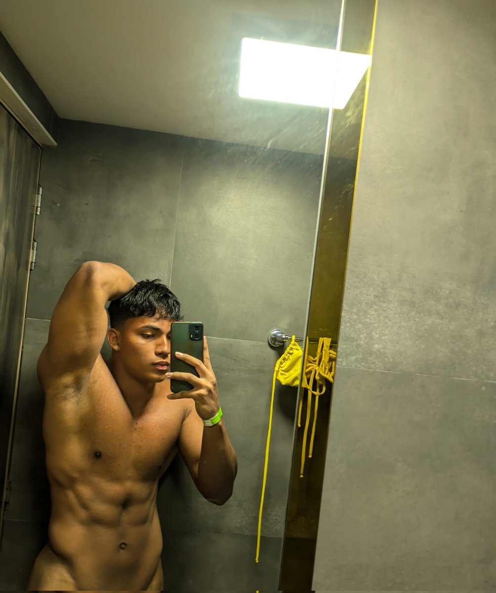 Kiro_182's tweet photo. Un poquito de abdomen por aquรญ ๐ธ
@fitnessvloggers
#body #HotdDay #gym #LifeStyleCoupleSw https://t.co/Clnaz649ML