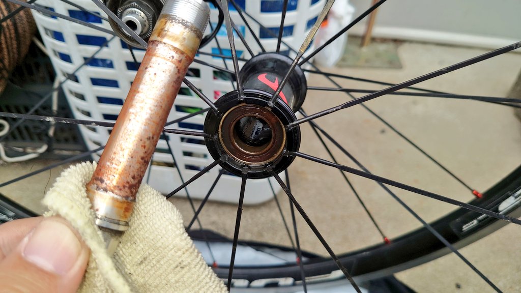 G_ROAD34R2's tweet photo. ジャンク品のフルクラレーシング5Lgベアリング交換ちう
錆びで固着してベアリング抜けない
覚悟キメてラスベネ+ドライヤー加熱であっさり抜けた
ベアリングは死んでたがハブ側は使える
。でもリムがフレ大で死んでるカ〜モ https://t.co/LXFYY2xTUI