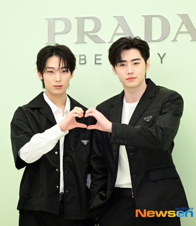 엔하이픈 선우-성훈, 둘이서 만든 하트가 화보[포토엔HD] (출처 : 네이버 연예) naver.me/F5sF4QnR