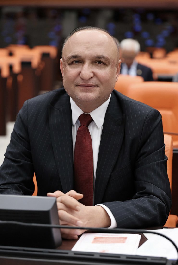 melih_meric's tweet image. Ne kadar duvar örseler de, gökyüzüne uzanan dalları kesemezler. Çünkü hakikat, en dar çatlaklardan bile filiz verir.

#Günaydın güzel memleketim 🌿

Mutlu, huzurlu ve umut dolu bir hafta geçirmeniz dileğiyle…
#CHP
