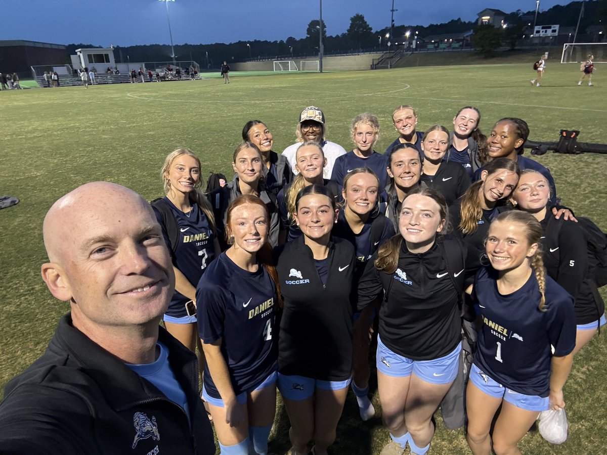 DWDGSoccer's tweet image. A win against Blue Ridge 8-1 on Sr night improves us to 11-0 in region.  
Gs- Graysonx2, Harperx2, Jadenx2, Daisy, Milan.  As- Katie, Grayson, Harper, Milan
Congrats to the Seniors on a great career. 
Hoping to give them a few more games to participate in.
#LionPride