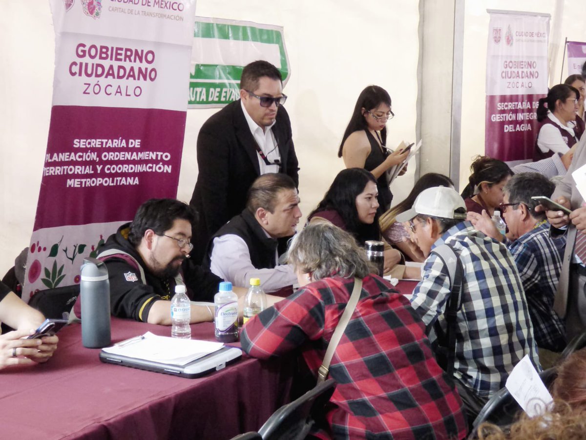 MetropolisCDMX's tweet image. 🙌🏽Estuvimos presentes en otra jornada de #ZócaloDeGobierno atendiendo y asesorando a las y los ciudadanos que acudieron a la mesa de #Metrópolis
📩Si te quedaste con alguna duda sobre algún trámite o servicio, puedes escribinos al correo:
vinculacion@metropolis.cdmx.gob.mx