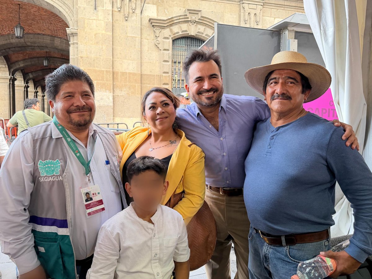 MetropolisCDMX's tweet image. 🙌🏽Estuvimos presentes en otra jornada de #ZócaloDeGobierno atendiendo y asesorando a las y los ciudadanos que acudieron a la mesa de #Metrópolis
📩Si te quedaste con alguna duda sobre algún trámite o servicio, puedes escribinos al correo:
vinculacion@metropolis.cdmx.gob.mx