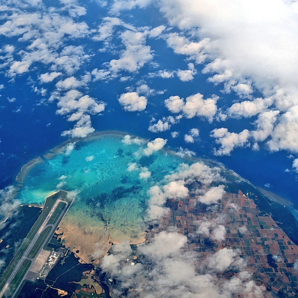 msai10's tweet photo. 下地島の上空を通過。宮古島にもいずれ行ってみたいな https://t.co/AhvNZGn87i