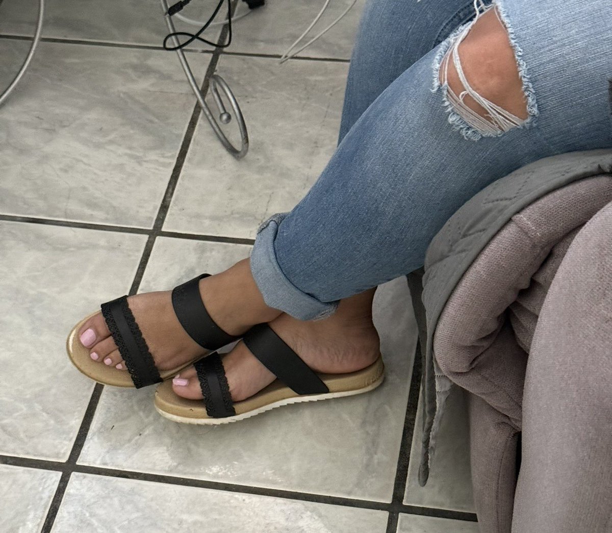 prettyfeet0nly's tweet photo. I love her feet in sandals. For some reason her feet do look better when we are in PR π΅π·
#feet #prettyfeetonly https://t.co/xfwsXyfIAV