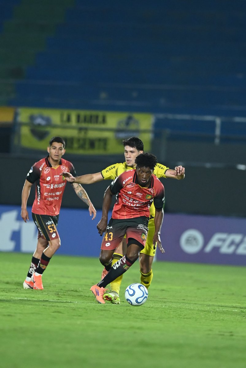 directfutbolec's tweet photo. PUNTO PARA #Dcuenca 🔴⚫ en #Paraguay.
#Recolecta 0 - 0 #Dcuenca
#Sudamericana fecha 3 https://t.co/UCzDDXmOSz