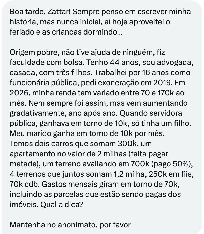 ZattarRafael's tweet photo. #ZFLIX: A Ex-Servidora que "Explodiu" (e se Endividou)
- Largou a segurança de funcionária pública (10k) em 2019 e hoje fatura até R$ 170k/mês no Direito. Saiu da média para o topo da pirâmide.
- Ganha 17x mais que o maridão. 3 filhos.
A "Escravidão" do Patrimônio: Tem quase R$ 4 milhões em imóveis/terrenos, mas metade disso ainda é dívida. Ela não é dona dos imóveis, é sócia do banco em um projeto de R$ 2,3 milhões em parcelas.
- Gastos mensais de R$ 70k. Mesmo ganhando muito, o custo de vida e as dívidas imobiliárias consomem quase toda a renda mínima dela (70k). Se a advocacia oscilar para baixo, o castelo treme.
- R$ 250k em FIIs e R$ 70k em CDB.
- Ela saiu do Estado, mas o Estado não saiu dela? Trocou a estabilidade do cargo público pela "estabilidade ilusória" de acumular terrenos.
Qual a dica?