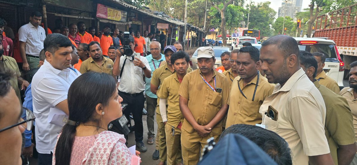 mybmc's tweet image. 🔹बृहन्मुंबई महानगरपालिका आयुक्त श्रीमती अश्विनी भिडे यांनी मुंबई शहर विभागातील वडाळा आणि पूर्व उपनगरे विभागातील चेंबूर परिसरातील स्वच्छतेविषयक कामांची आज पहाटे आकस्मिक भेट देऊन पाहणी केली.

🔹या भेटीदरम्यान वडाळा (पश्चिम) रेल्वे स्थानकाजवळील आणि चेंबूर येथील घनकचरा व्यवस्थापन