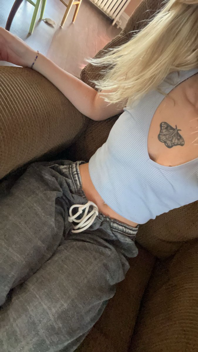 LaylaGelander's tweet photo. Blonde and tan is my favorite color combo 💗🔗🌶️ link in bio 💋 #of #contentcreator #beginner #pink #hot https://t.co/O2bMhiUCnj