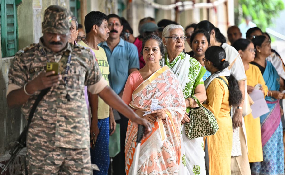 the_hindu's tweet photo. #ElectionWithTheHindu | Polling started at 7 a.m. with voters lining up outside booths across Kolkata, Howrah, North and South 24 Parganas, Nadia, Hooghly and Purba Bardhaman — districts that together form the political and electoral core of the State.

Follow live updates here: https://t.co/Ch0jbgOshJ
 
📸 @shashiskashyap