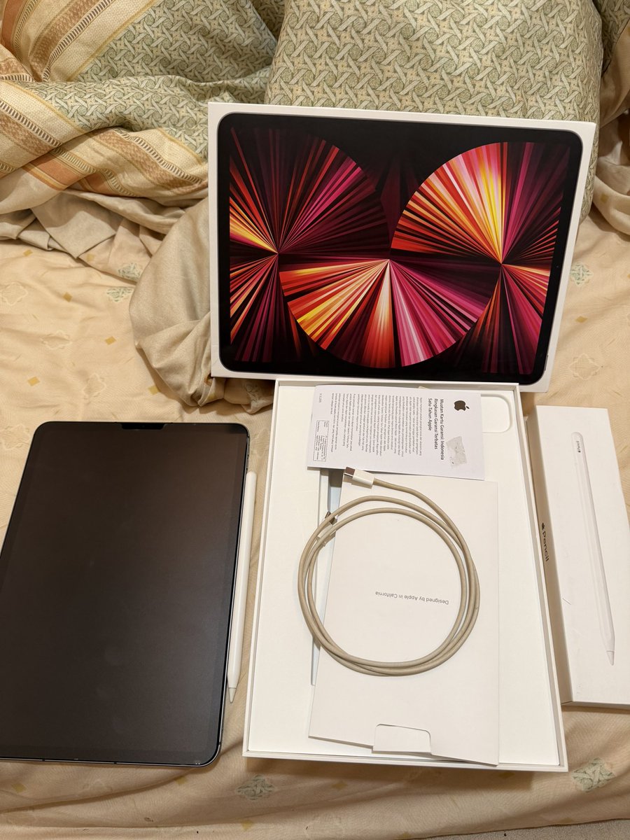 quaiescent's tweet photo. wts ipad pro m1 2021 128 gb wifi + cellular 

kelengkapan
- unit
- box ipad &amp; box apple pencil gen 2
- kabel chager
- manual book
- minus kepala charger
- ada dent kecil
📍dom tangsel, prefer cod 

pemakaian normal (untuk sosmed dan roblox) 

for more info, dm aja yaa! #zonauang https://t.co/PO8PPtPoXR