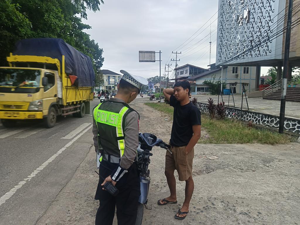 SatLantasResskd's tweet photo. "Polantas Sekadau Menyapa"

Edukasi Kamseltibcar Lantas Kepada Pengguna jalan raya.

#polriuntukmasyarakat
#PolresSekadau 
#polantashadiruntuknegeri
@ditlantaspoldakalbar
@dirlantaspoldakalbar
@korlantaspolri.ntmc
@kakorlantas_polri,, https://t.co/PygkHsgT5d