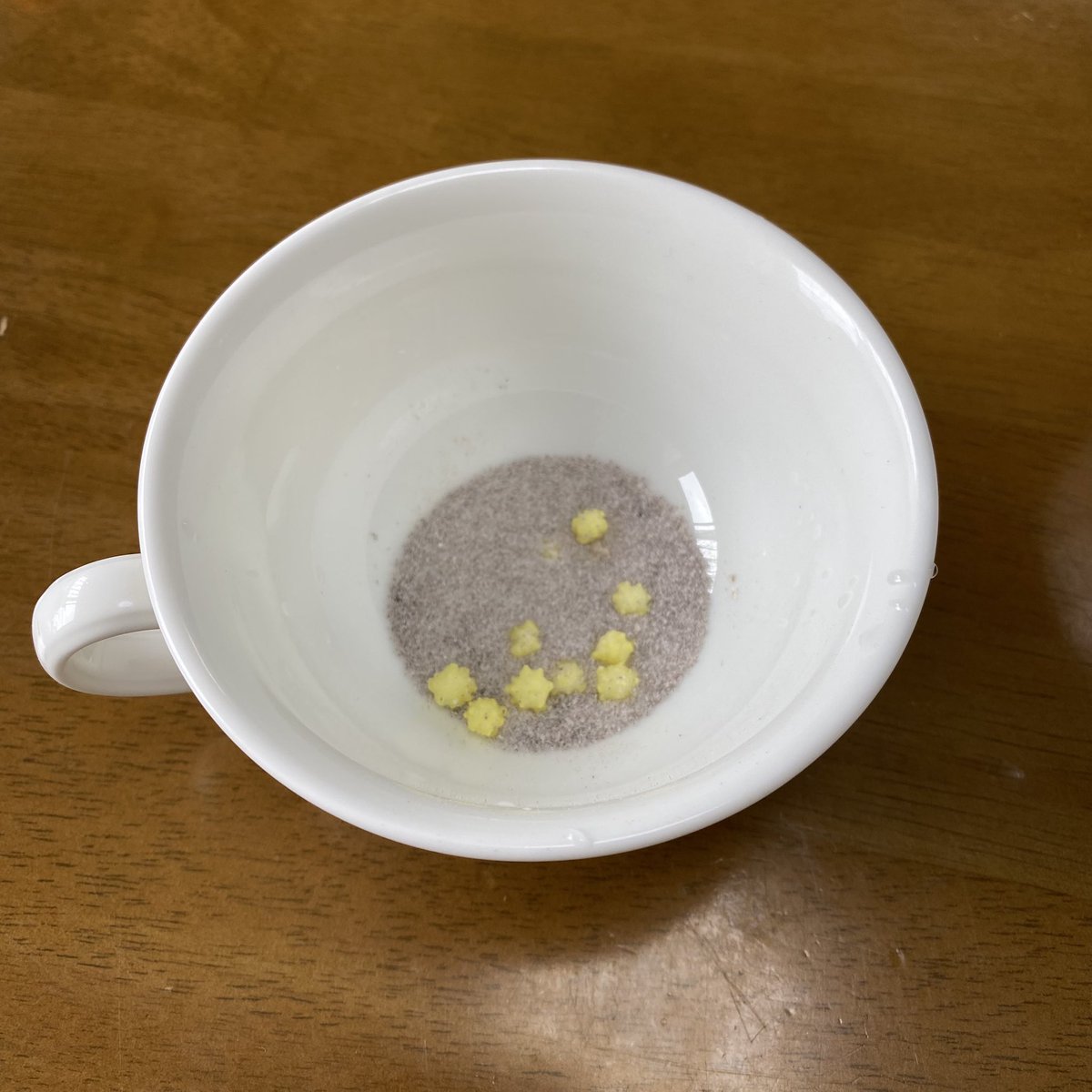 terotoxin_'s tweet photo. 星屑紅茶っていうオシャレな紅茶があったから飲んだ
パッケージも底に流れ星書いてあってオシャレだった⋆ ☄︎. ·˚ *
柚子風味で結構柚強め、甘め
動画は中の金平糖が浮いてくるよってやつ(⚠️最初に私と母の声あり) https://t.co/RMHqRfjP0p