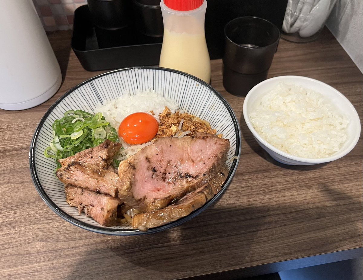 Ramenties's tweet photo. 東京 自由が丘
NOODLEパドル
特製まぜそば 1400円
ごはん 200円
ウメェ
前回食したまぜそばが美味すぎたのでまたチョイス
特製でバカ乗ってるチャーシューを活かすためにも米は必須 https://t.co/t5w0svj1Hu