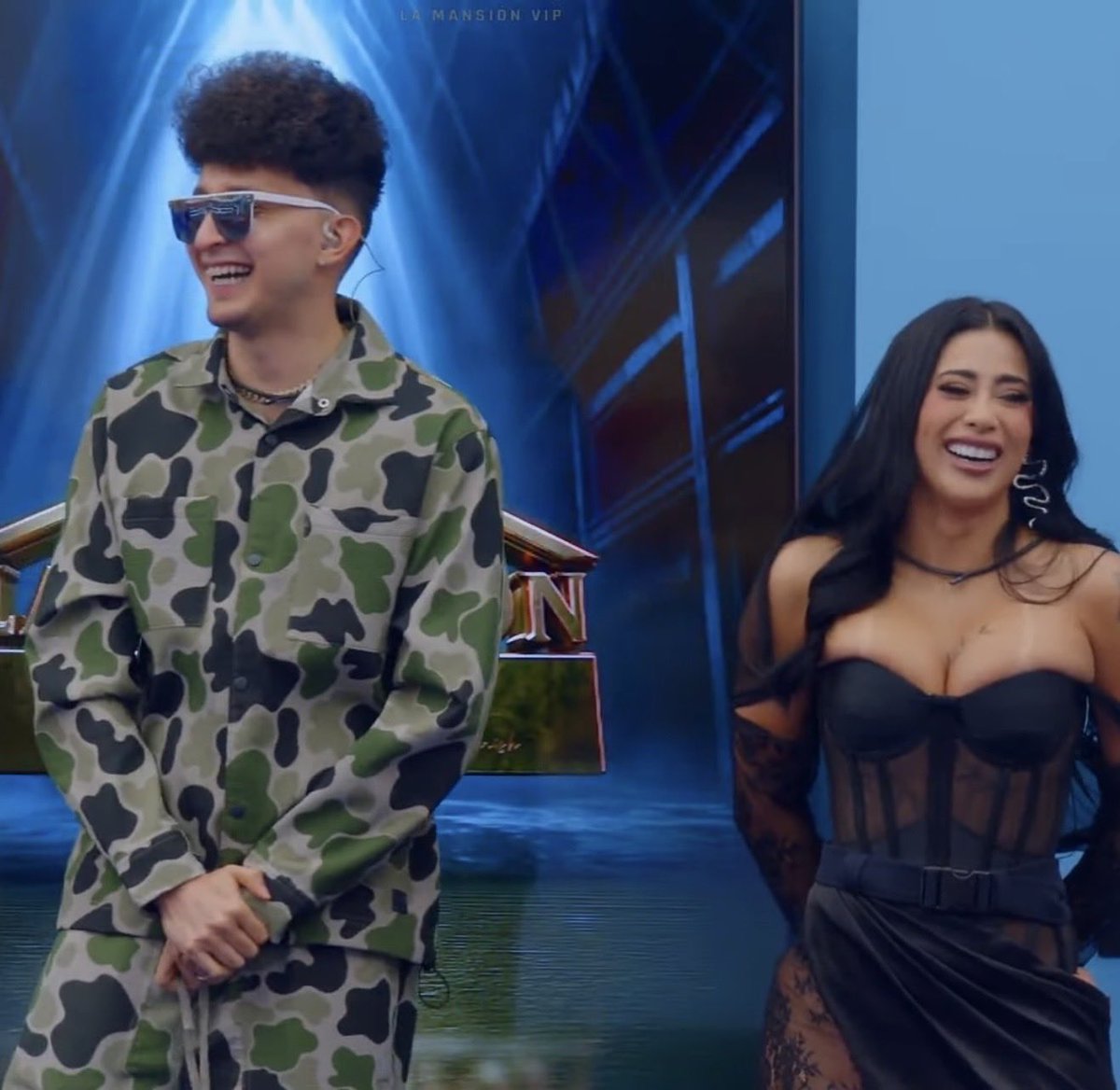 CarlosSchmidt_'s tweet photo. Roberto kgandose de risa por la reacción de Suavecito, todavía le dice “No es personal” 🤣🤣

 #LaMansionVIP #lamansiónvip https://t.co/2YEWckPqGJ