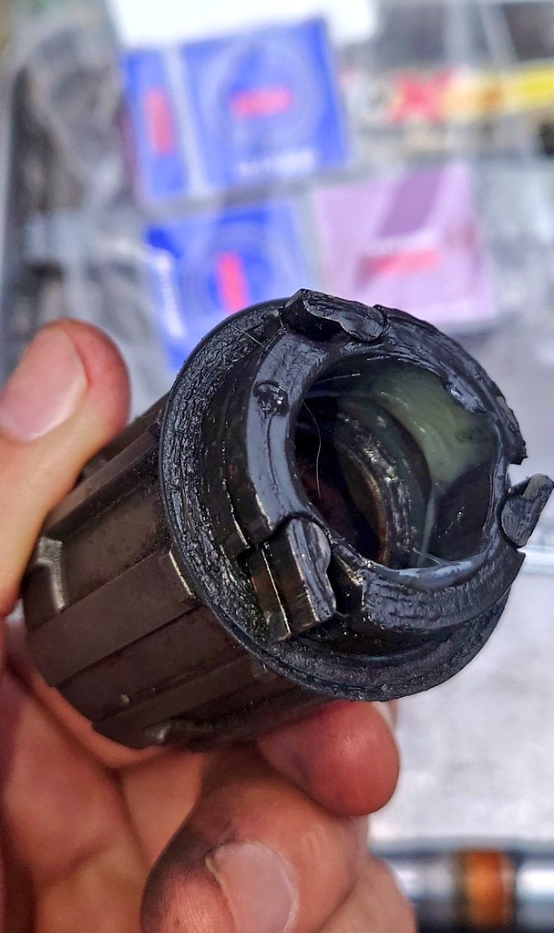 G_ROAD34R2's tweet photo. レーシング5Lgのリアもベアリング交換始めた
前側に比べ、リア側は生きてるがグリスが水で乳化してたのでO/H
ハブグリス詰めしたらフルクラ特有の爆音ラチェット音がしなくなっちったw
グリス多すぎたかww
#ロードバイク https://t.co/Yea05hsTr0