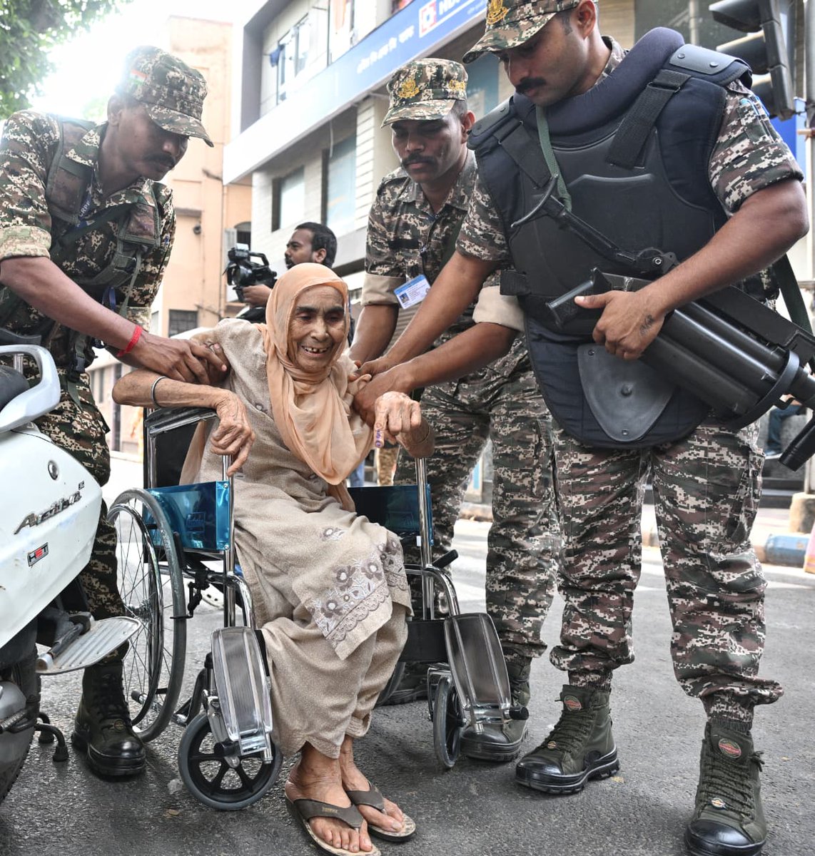 the_hindu's tweet photo. #ElectionWithTheHindu | Elderly voters cast their votes in Kolkata during Phase 2 voting of the #WestBengal Assembly Elections 2026.

Follow live updates here: https://t.co/rYlIjtIs1f 
📸 @shashiskashyap https://t.co/9YivZARA8c