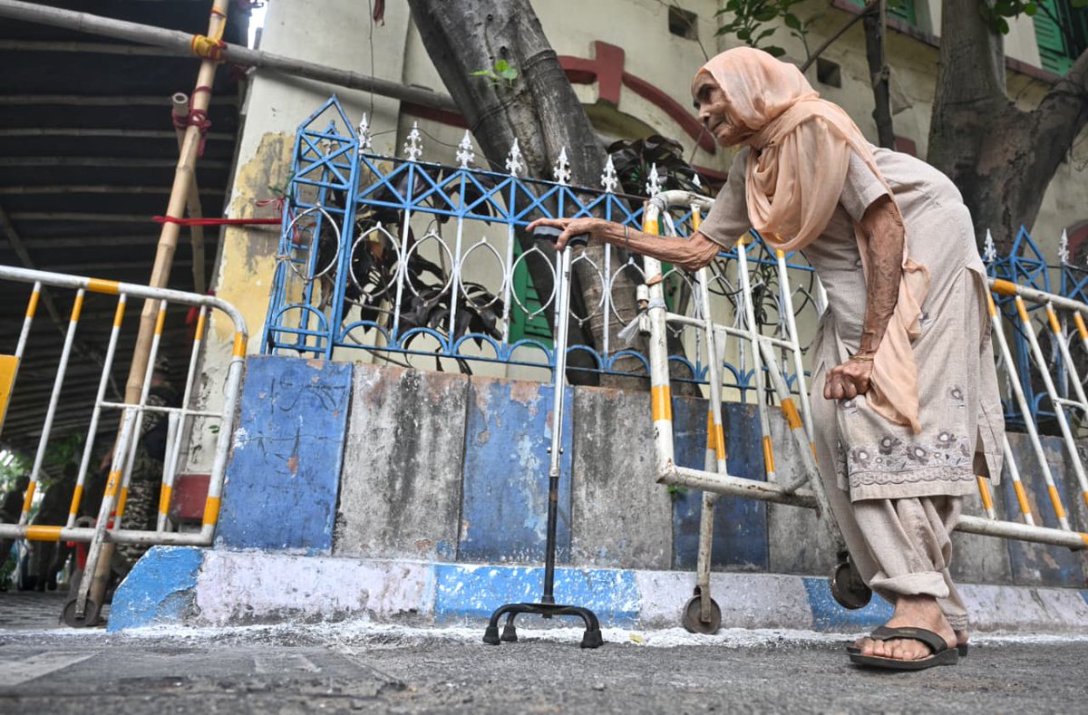the_hindu's tweet photo. #ElectionWithTheHindu | Elderly voters cast their votes in Kolkata during Phase 2 voting of the #WestBengal Assembly Elections 2026.

Follow live updates here: https://t.co/rYlIjtIs1f 
📸 @shashiskashyap https://t.co/9YivZARA8c