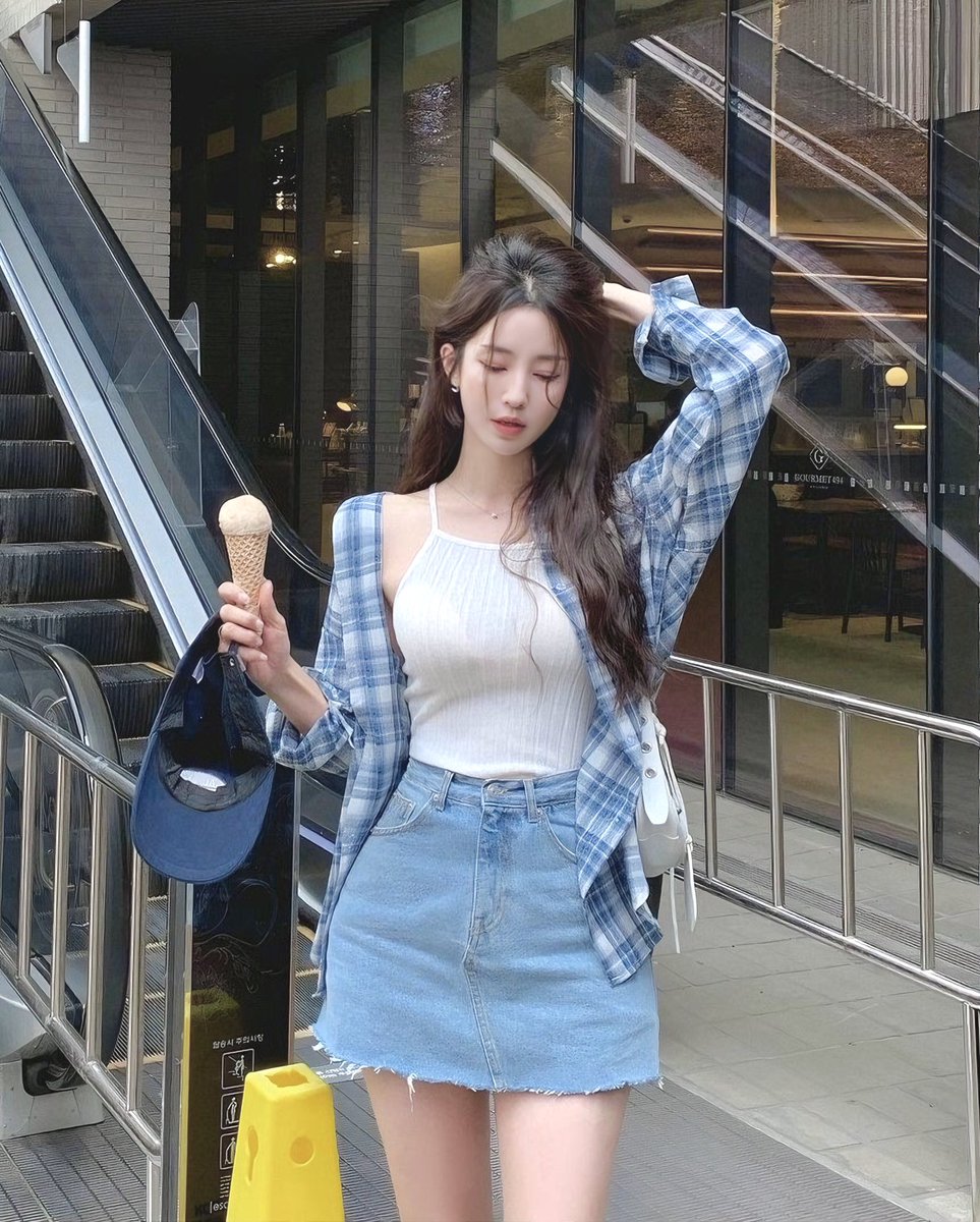 Alex_77H's tweet image. 白トップス×デニムミニスカート夏スタイル☀️
ピンク、ブルー、チェック全部可愛い。
軽やかでいい感じ。
#デニムスカート #夏コーデ #OOTD