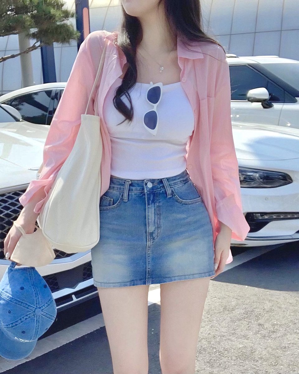 Alex_77H's tweet image. 白トップス×デニムミニスカート夏スタイル☀️
ピンク、ブルー、チェック全部可愛い。
軽やかでいい感じ。
#デニムスカート #夏コーデ #OOTD