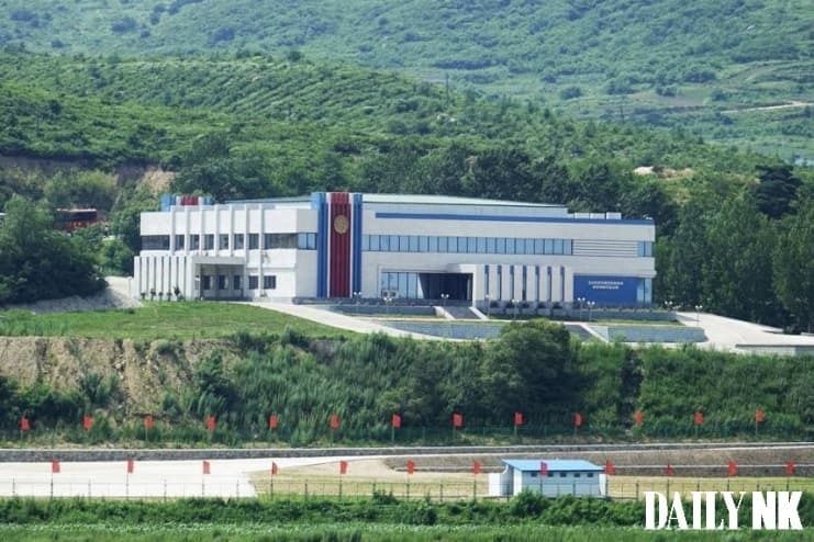 The_Daily_NK's tweet image. Imported vinyl flooring is flowing into North Korean markets in 2026 — but goods are piling up unsold. The problem isn't supply. It's that ordinary people can no longer afford to buy.
dailynk.com/english/north-…
#NorthKorea #DPRK #NKEconomy #Jangmadang