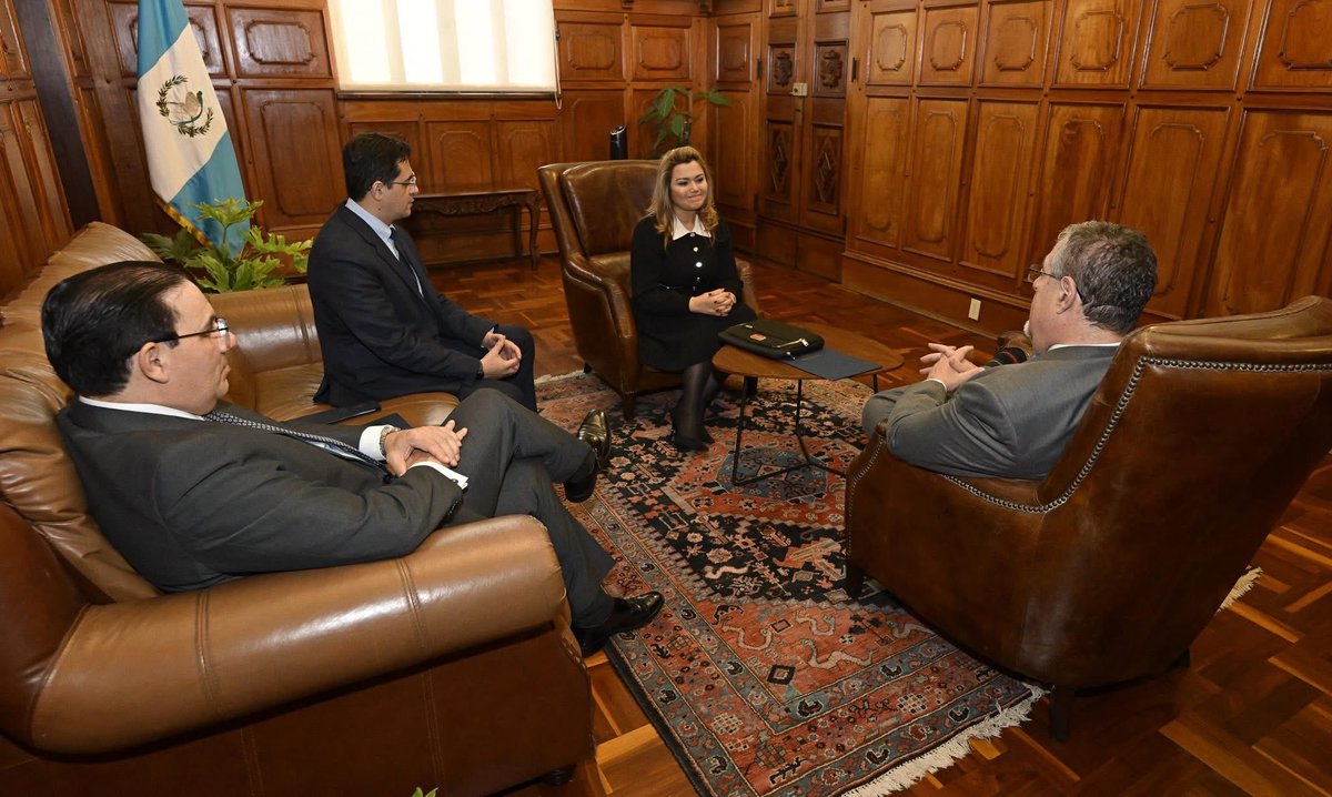 Arameo8532's tweet photo. La capacidad de elegir correctamente a un Fiscal General, está totalmente podrida.Cuando alguien usurpa el poder, todos sus actos son NULOS.
¿Qué hace el Ministro de Gobernación entrevistando a candidatos junto a Arevalo, cuando este quería ser Fiscal General, ahora también elige https://t.co/CBZoOr69CZ