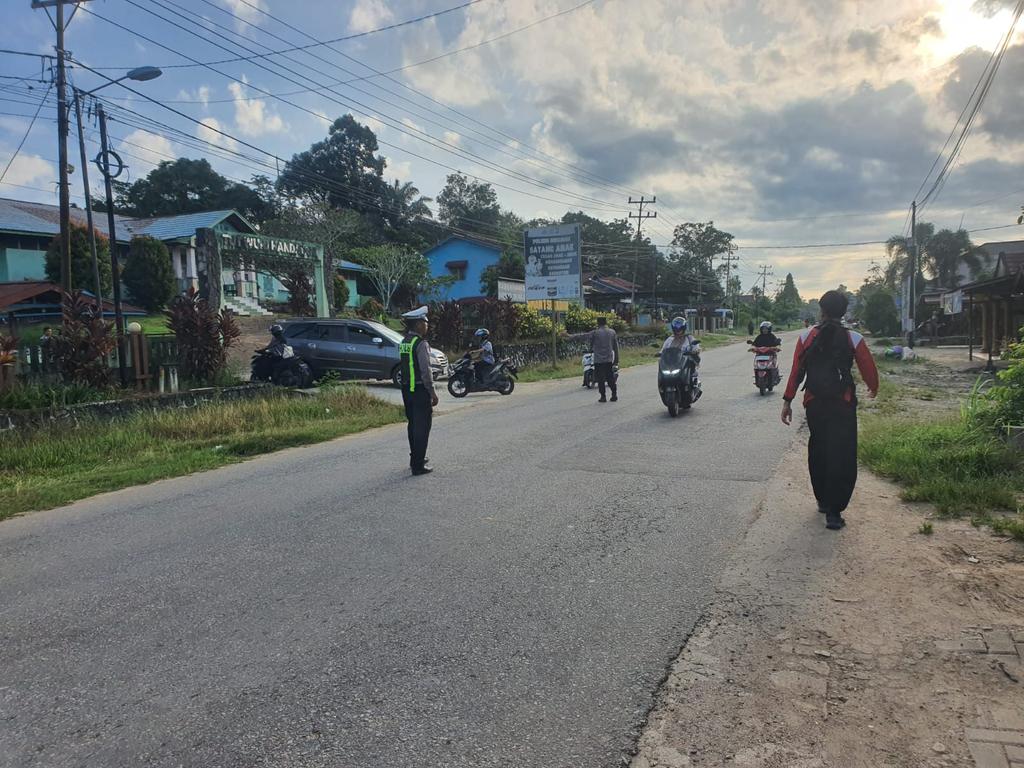 SatLantasResskd's tweet photo. "Polantas Sekadau Menyapa"

Ploting Point Pagi. 

#polriuntukmasyarakat
#PolresSekadau 
#polantashadiruntuknegeri
@ditlantaspoldakalbar
@dirlantaspoldakalbar
@korlantaspolri.ntmc
@kakorlantas_polri,, https://t.co/x9SoTvn7LQ
