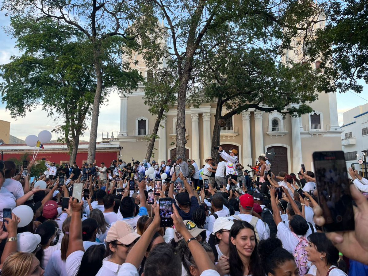RNVCentral905's tweet photo. #NoticiasRNV🎥🇻🇪||La Presidenta (E) @delcyrodriguezv, recorrió junto al pueblo, las calles de Carabobo para avanzar en la Peregrinación Nacional por la paz y el cese de las sanciones. 
#Carabobo #Peregrinación https://t.co/S1nkn8E7PR