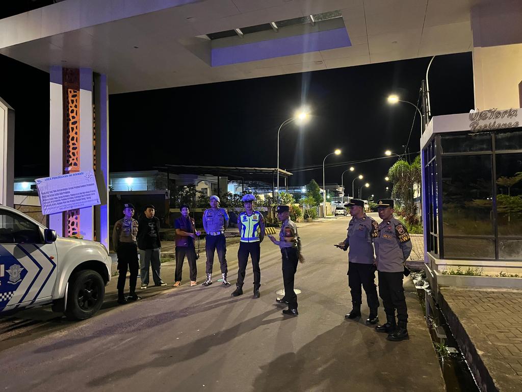 SatLantasResskd's tweet photo. "Polantas Sekadau Menyapa"

Patroli Kamtibmas di Seputaran Kota Sekadau. 

#polriuntukmasyarakat
#PolresSekadau 
#polantashadiruntuknegeri
@ditlantaspoldakalbar
@dirlantaspoldakalbar
@korlantaspolri.ntmc
@kakorlantas_polri,, https://t.co/cGd5lV3dO3