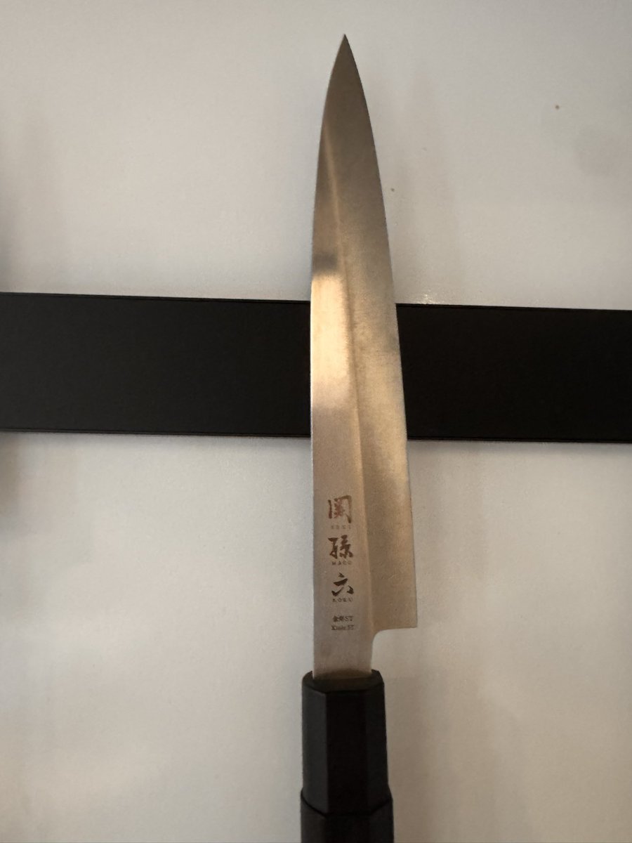 この包丁で親指の付け根ごっそりいってもうたので、料理苦手な人は買うのやめた方がいい。料理得意な人は切れ味やばいのでおすすめ。