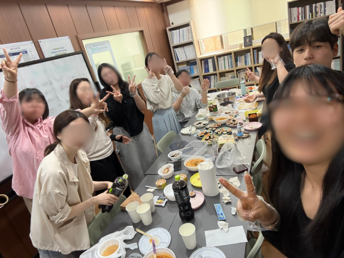 tryfair's tweet photo. 지옥철 출근부터 여행상품 기획까지?

제천 간디학교에서 온 19살 인턴, 공감만세에서 2달간 다양한 ‘처음’을 경험하고 있는데요. 

양평 토박이의 서울 첫 자취에, 기획자의 시선으로 여행을 바라본 경험까지!
병아리 인턴의 서울 생존기를 전해드립니다!😝

자세히 보기➡https://t.co/CEt4zdcfYy https://t.co/vcdU8urdAk