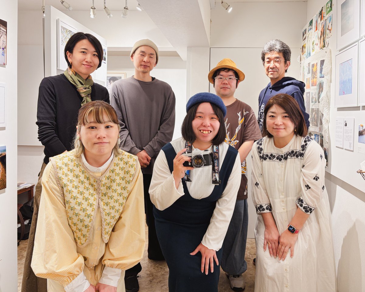 ナダールでは、本日より「めざせ個展 2026/FINAL」が始まりました。10名の出展者がそれぞれの作品を展示。ご来場のお客様に個展を見てみたいと思う作品を選んで投票いただき、得票数1位の方に今年の秋にナダールで個展を開催いただくという企画です。会期は5/10(日)まで。※5/4(月祝)・5(火祝)休廊