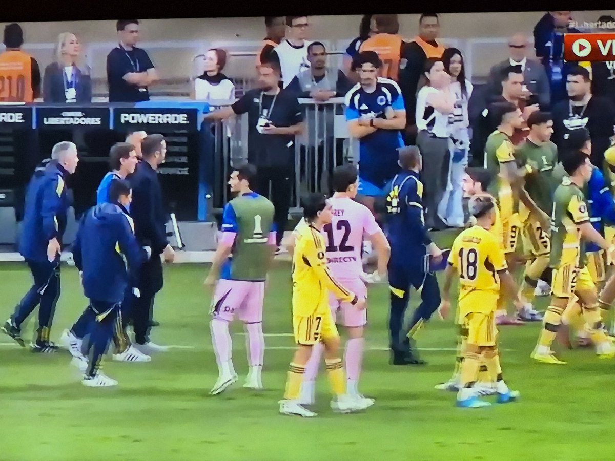 rcardosomelo's tweet photo. Eu juro que nunca na vida vou entender um segurança desperdiçar a oportunidade de descer o braço num argentino que está procurando confusão depois de perder o jogo aqui no Brasil. Um do Cruzeiro foi jogado ao chão. Porra, velho! Isso é mais que 'salvo-conduto' pra deitar um fdp https://t.co/dXAVP0j3q3