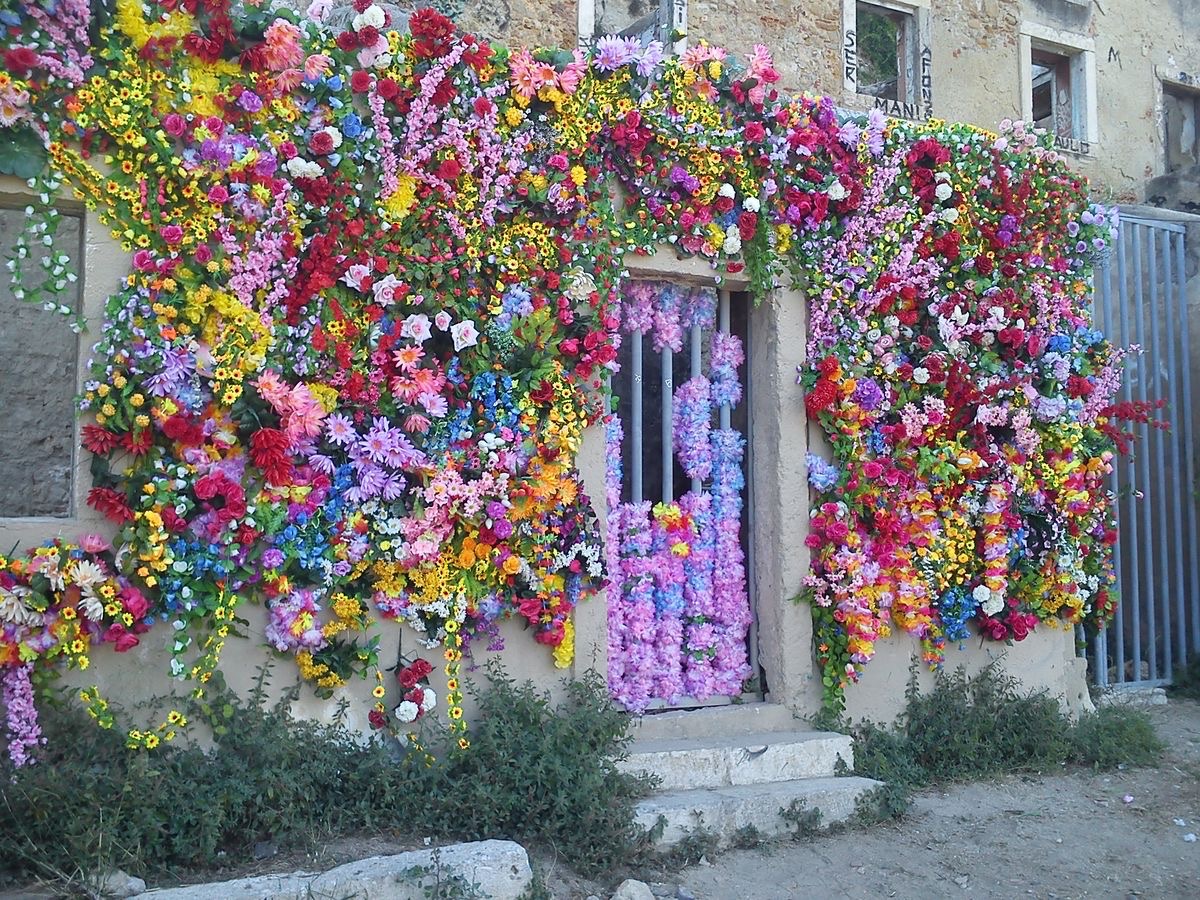 calmlivng's tweet photo. wall full of flowers https://t.co/nK3qJU1A1J
