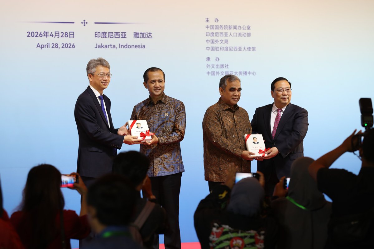 XisMoments's tweet image. A promotional event for the English edition of the fifth volume of Xi Jinping: The Governance of China was held in Jakarta, #Indonesia, on Tuesday, drawing around 200 participants. #XiJinping

Ahmad Muzani, chairman of the People's Consultative Assembly of Indonesia, said that