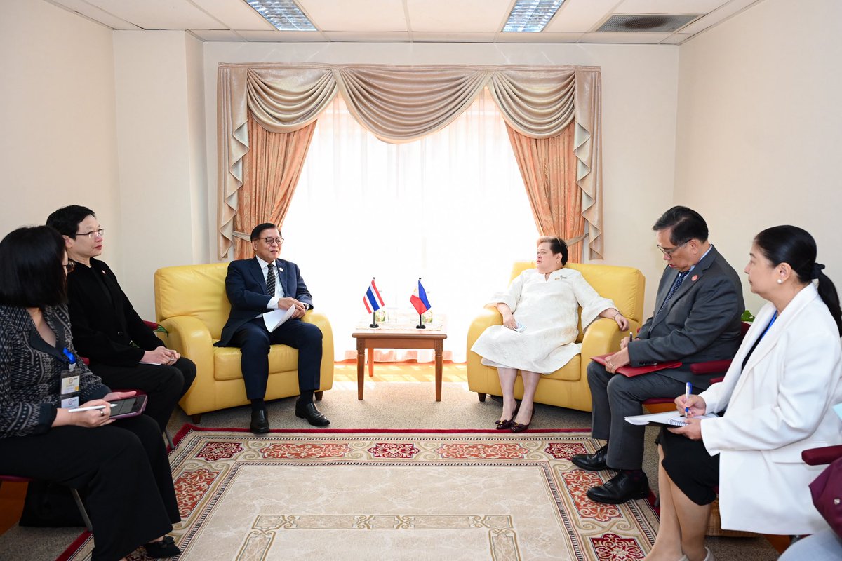 MFAThai's tweet photo. รนรม./รมว.กต. @SihasakPh พบหารือกับนางสาว Maria Theresa P. Lazaro รมว.กต. #ฟิลิปปินส์ @SecLazaro ในห้วงการประชุมรัฐมนตรีต่างประเทศอาเซียน - สหภาพยุโรป ครั้งที่ 25 #AEMM ณ #บรูไน โดยทั้งสองฝ่ายแลกเปลี่ยนข้อคิดเห็นเกี่ยวกับสถานการณ์ในตะวันออกกลาง การเสริมสร้างความมั่นคงทางพลังงานในอาเซียน พัฒนาการในเมียนมาภายหลังการเยือนของ รนรม./รมว.กต. และสถานการณ์ไทย - กัมพูชา (28 เม.ย. 2569)