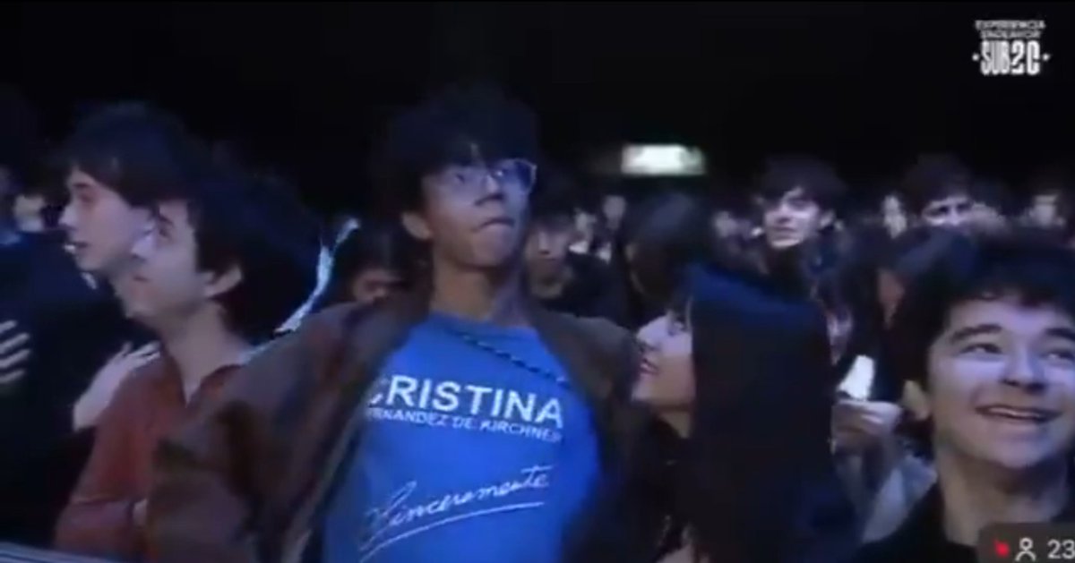 Pusieron militantes en primera fila a chiflar.