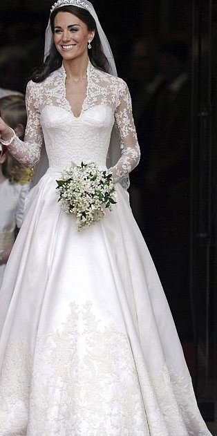 bornfirstkindly's tweet image. Princess Catherine’s wedding bouquet was a stunning small, shield-shaped arrangement of white flowers with significant sentimental meanings.
Lily of the Valley: Symbolizing happiness.
Sweet William: A tribute to her groom.
Hyacinth: The constancy and continuation of love.
Myrtle: