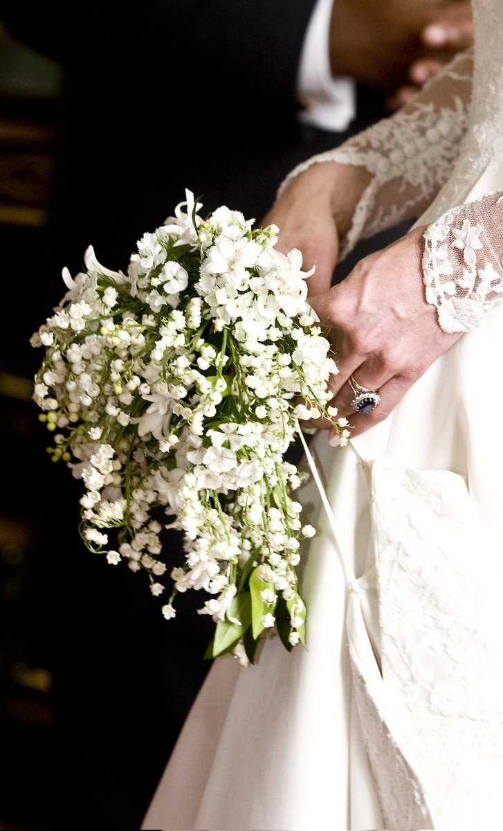 bornfirstkindly's tweet image. Princess Catherine’s wedding bouquet was a stunning small, shield-shaped arrangement of white flowers with significant sentimental meanings.
Lily of the Valley: Symbolizing happiness.
Sweet William: A tribute to her groom.
Hyacinth: The constancy and continuation of love.
Myrtle: