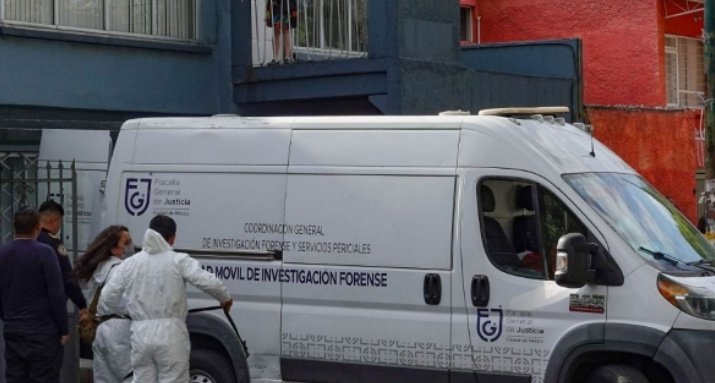 Asesinan a una familia con sus dos hijas dentro de una casa en la colonia Santa María, Azcapotzalco; se presume extorsión
#CDMXViolento 
La ciudad de la utopía, según #ClaraBrujada, la ciudad donde las jóvenes salen a pedir trabajo y no vuelven a sus hogares.