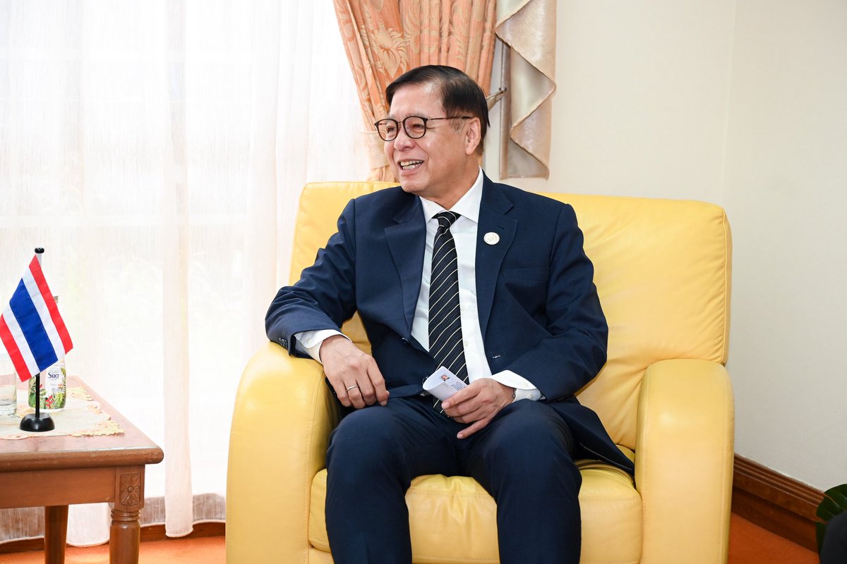 MFAThai's tweet photo. รนรม./รมว.กต. @SihasakPh พบหารือกับนาย Władysław Teofil Bartoszewski รมช.กต. #โปแลนด์ @WTBartoszewski ในห้วงการประชุมรัฐมนตรีต่างประเทศอาเซียน - สหภาพยุโรป ครั้งที่ 25 #AEMM ณ #บรูไน แลกเปลี่ยนข้อคิดเห็นเกี่ยวกับสถานการณ์ในตะวันออกกลางและรัสเซีย–ยูเครน ฝ่ายไทยย้ำความพร้อมเข้าร่วมการประชุม Ukraine Recovery Conference 2026 (URC26) พร้อมทั้งหารือความร่วมมือทวิภาคี อาทิ การเร่งรัด FTA ไทย – สหภาพยุโรป การผลักดัน Visa Cascade และการส่งเสริมการลงทุนในสาขาเกษตรและค้าปลีก (28 เม.ย. 2569)