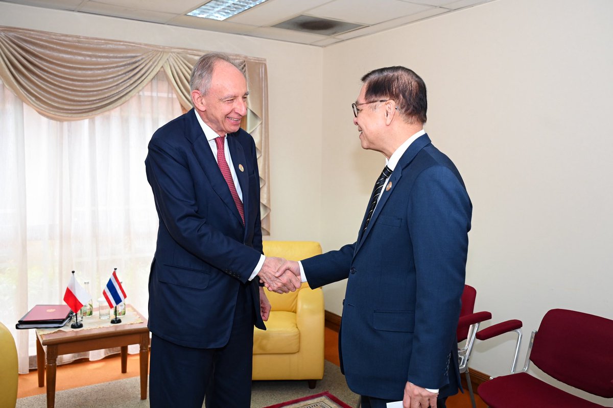MFAThai's tweet photo. รนรม./รมว.กต. @SihasakPh พบหารือกับนาย Władysław Teofil Bartoszewski รมช.กต. #โปแลนด์ @WTBartoszewski ในห้วงการประชุมรัฐมนตรีต่างประเทศอาเซียน - สหภาพยุโรป ครั้งที่ 25 #AEMM ณ #บรูไน แลกเปลี่ยนข้อคิดเห็นเกี่ยวกับสถานการณ์ในตะวันออกกลางและรัสเซีย–ยูเครน ฝ่ายไทยย้ำความพร้อมเข้าร่วมการประชุม Ukraine Recovery Conference 2026 (URC26) พร้อมทั้งหารือความร่วมมือทวิภาคี อาทิ การเร่งรัด FTA ไทย – สหภาพยุโรป การผลักดัน Visa Cascade และการส่งเสริมการลงทุนในสาขาเกษตรและค้าปลีก (28 เม.ย. 2569)