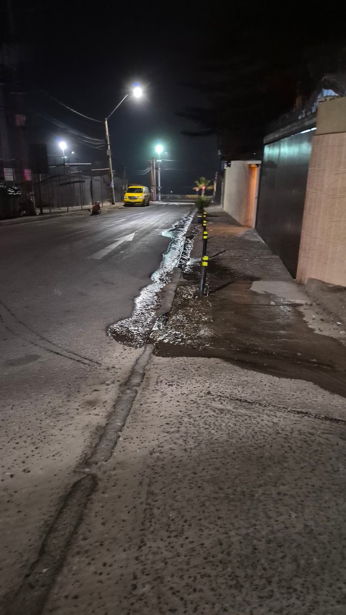 papiyoa's tweet photo. @aguasaltiplano 
Consuderable escurrimiento de aguas pasaje playa Ligate y Manuel Jesús Silva #Iquique https://t.co/thnzGExxjx
