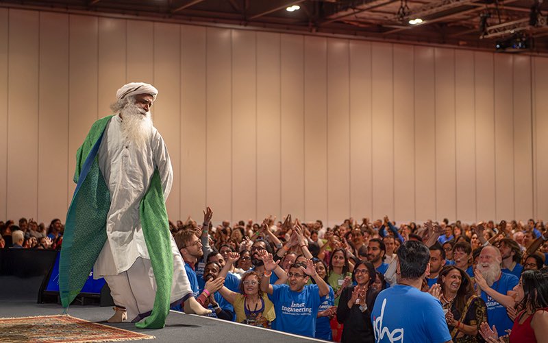 SadhguruJV's tweet image. When your heart is full and your mind is free of yourself, your feet will Dance. #SadhguruQuotes