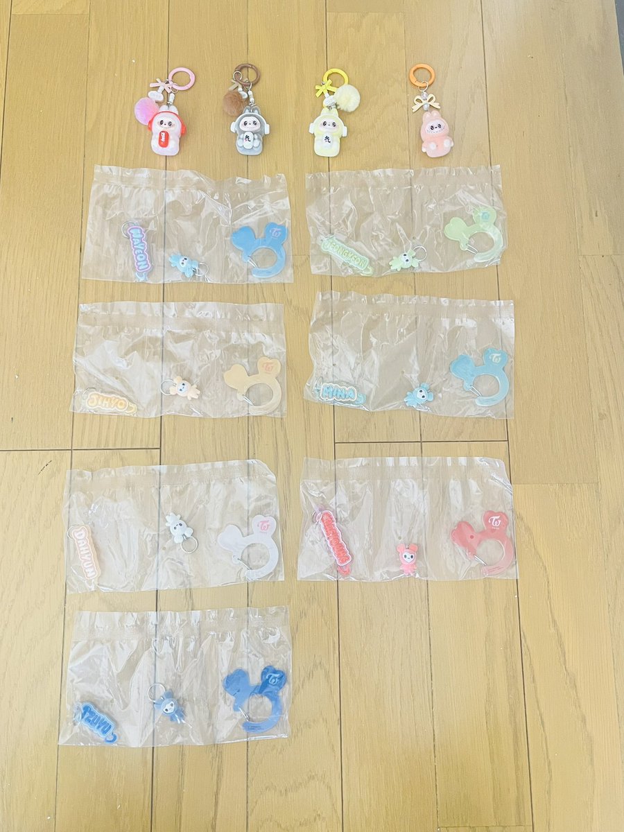 manta_627's tweet photo. おはよう♪TWICE💜 ONCE🍭 lovely
国立で初日お会いする事が出来ずお渡し出来なかった物を企画としてさせて頂きます🎁TWICE  カラビナフロッキーマスコット7個ラブブキーホルダー4個の中から１つ選んで応募お願いします。応募方法は画像よりお願いします🙇
締切5／5  18時迄その後当選者発表 https://t.co/bsog9UOGHm